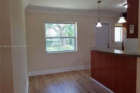 House in North Miami, Florida 3 bedrooms, 87.89 sq.m. № 1957217 - photo 23