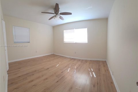 House in North Miami, Florida 3 bedrooms, 87.89 sq.m. № 1957217 - photo 15