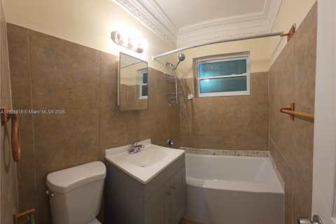House in North Miami, Florida 3 bedrooms, 87.89 sq.m. № 1957217 - photo 8