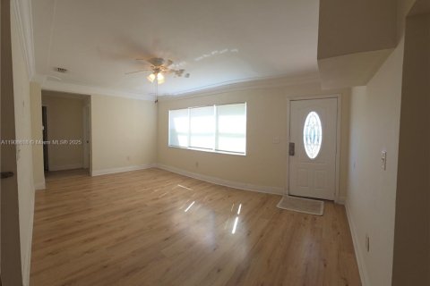 House in North Miami, Florida 3 bedrooms, 87.89 sq.m. № 1957217 - photo 11