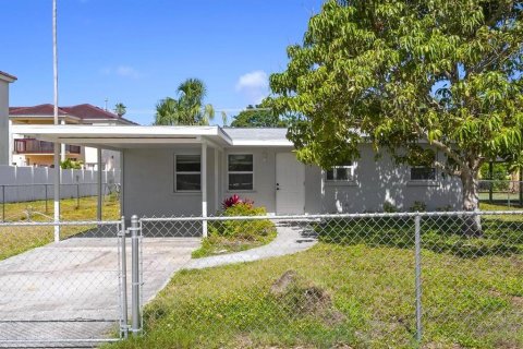 House in Sarasota, Florida 3 bedrooms, 80.27 sq.m. № 1721365 - photo 1
