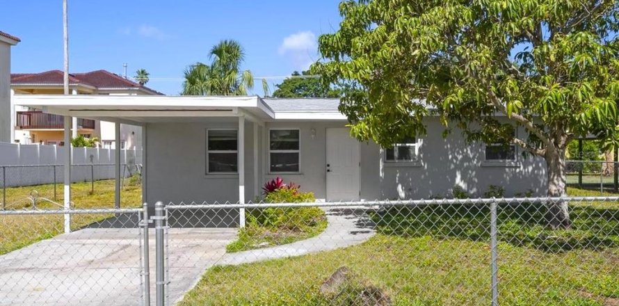 House in Sarasota, Florida 3 bedrooms, 80.27 sq.m. № 1721365