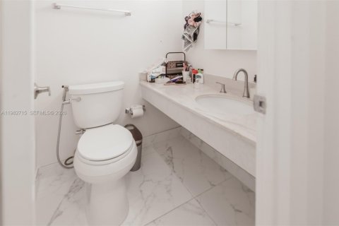 Condominio en venta en Hallandale Beach, Florida, 1 dormitorio, 80.82 m2 № 2080422 - foto 20