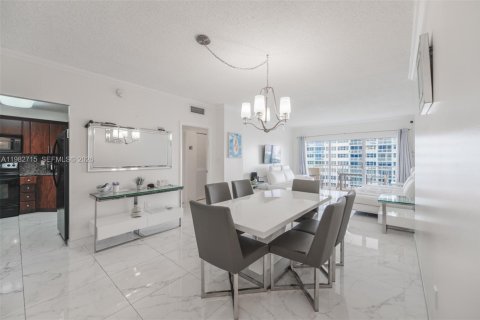 Condominio en venta en Hallandale Beach, Florida, 1 dormitorio, 80.82 m2 № 2080422 - foto 21