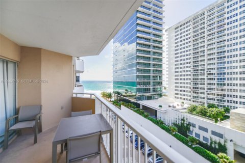 Condominio en venta en Hallandale Beach, Florida, 1 dormitorio, 80.82 m2 № 2080422 - foto 2
