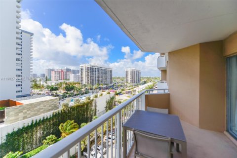 Condominio en venta en Hallandale Beach, Florida, 1 dormitorio, 80.82 m2 № 2080422 - foto 4
