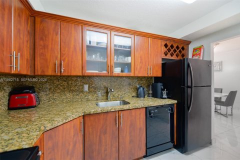 Condominio en venta en Hallandale Beach, Florida, 1 dormitorio, 80.82 m2 № 2080422 - foto 13