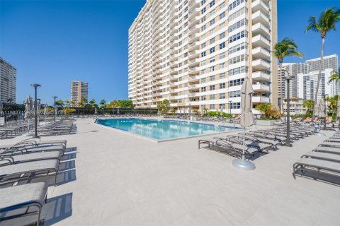 Condominio en venta en Hallandale Beach, Florida, 1 dormitorio, 80.82 m2 № 2080422 - foto 28