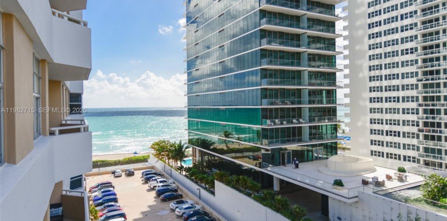 Condominio en Hallandale Beach, Florida, 1 dormitorio № 2080422