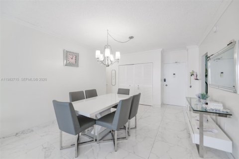 Condominio en venta en Hallandale Beach, Florida, 1 dormitorio, 80.82 m2 № 2080422 - foto 10
