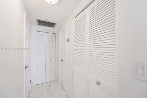Condominio en venta en Hallandale Beach, Florida, 1 dormitorio, 80.82 m2 № 2080422 - foto 15
