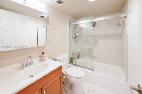 Condominio en venta en Hallandale Beach, Florida, 1 dormitorio, 80.82 m2 № 2080422 - foto 16