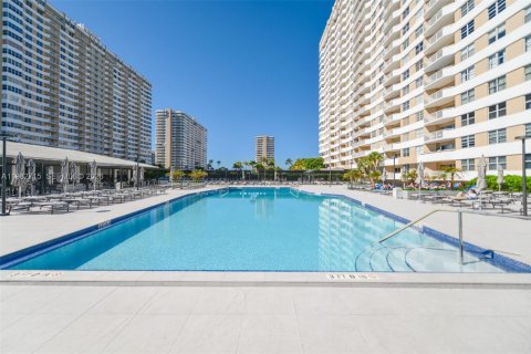 Condominio en venta en Hallandale Beach, Florida, 1 dormitorio, 80.82 m2 № 2080422 - foto 27