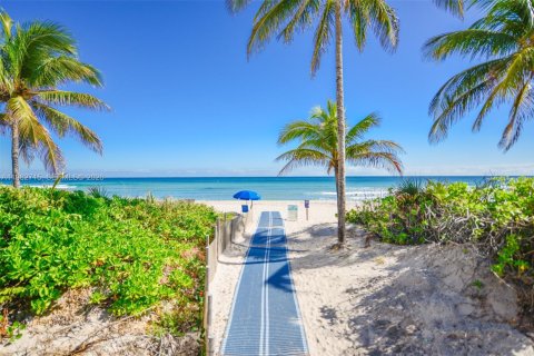 Condominio en venta en Hallandale Beach, Florida, 1 dormitorio, 80.82 m2 № 2080422 - foto 29
