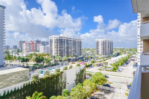 Condominio en venta en Hallandale Beach, Florida, 1 dormitorio, 80.82 m2 № 2080422 - foto 3