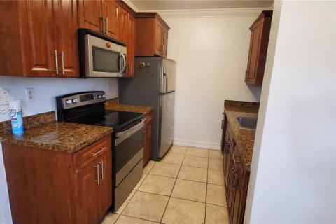 Copropriété à louer à Hollywood, Floride: 2 chambres, 62.15 m2 № 2043587 - photo 5