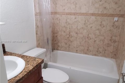 Copropriété à louer à Hollywood, Floride: 2 chambres, 62.15 m2 № 2043587 - photo 17