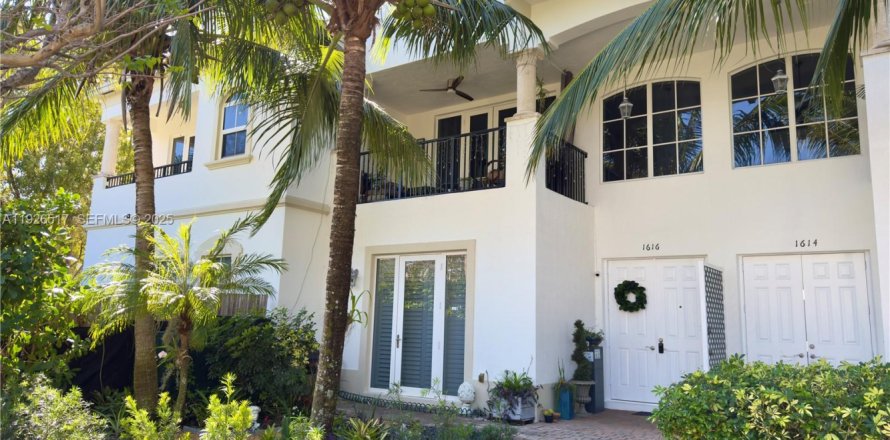 Adosado en Fort Lauderdale, Florida 4 dormitorios, 215.35 m2 № 1986432