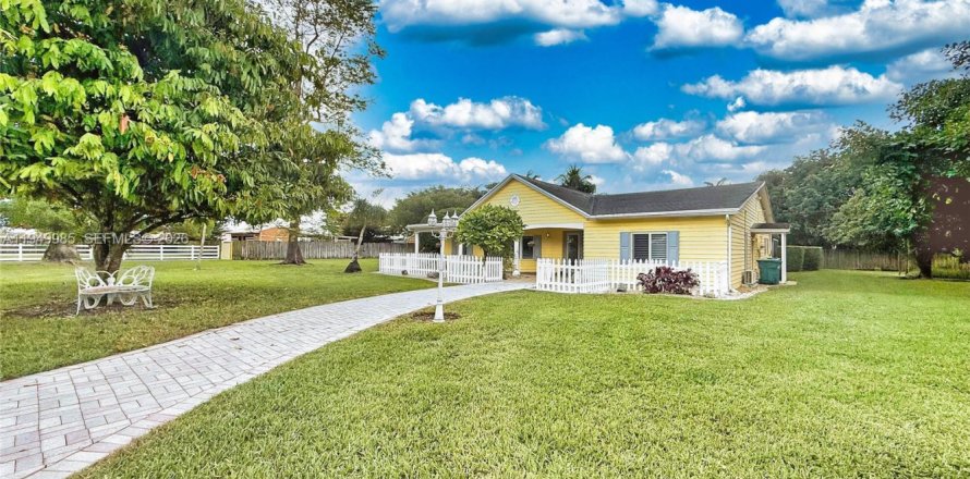 Дом в Хомстед, Флорида 5 спален, 258.73м2 № 2005667