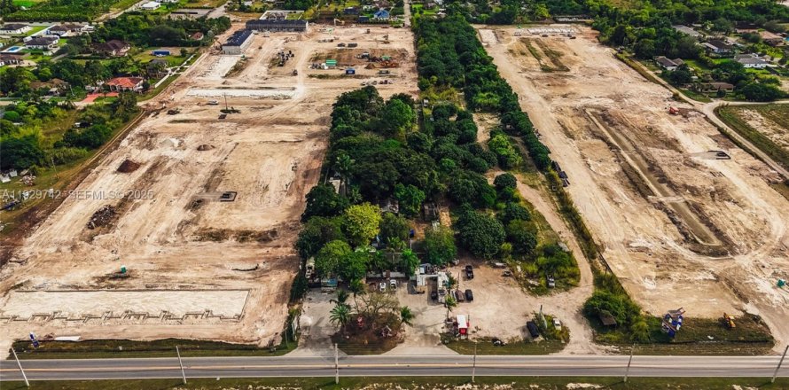 Commercial property in Homestead, Florida № 1989084