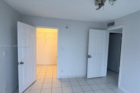Condominio en venta en Sunny Isles Beach, Florida, 1 dormitorio, 59.46 m2 № 2031630 - foto 20