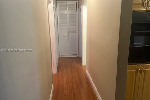 Villa ou maison à vendre à Pembroke Pines, Floride: 4 chambres, 167.22 m2 № 1968979 - photo 20