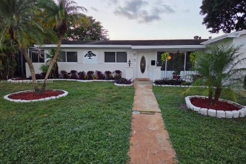 Купить виллу или дом в Пемброк-Пайнс, Флорида 4 спальни, 167.22м2, № 1968979 - фото 1