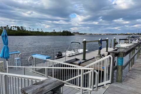 Condo in New Smyrna Beach, Florida, 2 bedrooms  № 2395849 - photo 18