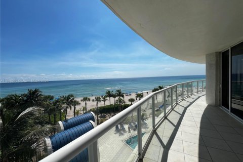 Снять в аренду кондоминиум в Санни-Айлс-Бич, Флорида 3 спальни, 205.31м2, № 1951017 - фото 1