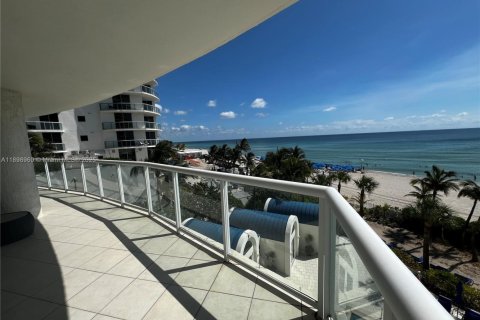 Снять в аренду кондоминиум в Санни-Айлс-Бич, Флорида 3 спальни, 205.31м2, № 1951017 - фото 2