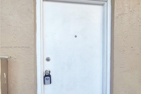 Copropriété à louer à Hialeah, Floride: 2 chambres, 82.13 m2 № 2079973 - photo 4