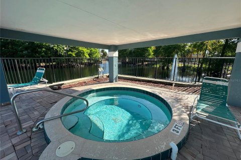 Condo in Orlando, Florida, 2 bedrooms  № 2218583 - photo 21