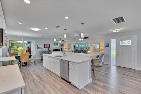 House in Saint Petersburg, Florida 3 bedrooms, 150.41 sq.m. № 1848660 - photo 5