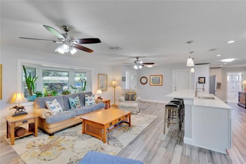 House in Saint Petersburg, Florida 3 bedrooms, 150.41 sq.m. № 1848660 - photo 6