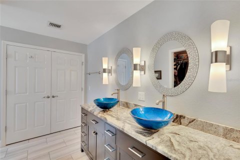 House in Saint Petersburg, Florida 3 bedrooms, 150.41 sq.m. № 1848660 - photo 24