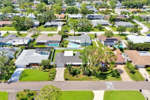 House in Saint Petersburg, Florida 3 bedrooms, 150.41 sq.m. № 1848660 - photo 4