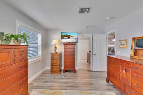 House in Saint Petersburg, Florida 3 bedrooms, 150.41 sq.m. № 1848660 - photo 20