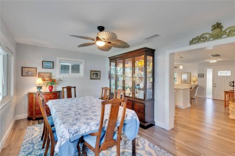 House in Saint Petersburg, Florida 3 bedrooms, 150.41 sq.m. № 1848660 - photo 13