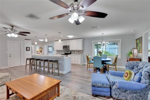 House in Saint Petersburg, Florida 3 bedrooms, 150.41 sq.m. № 1848660 - photo 7
