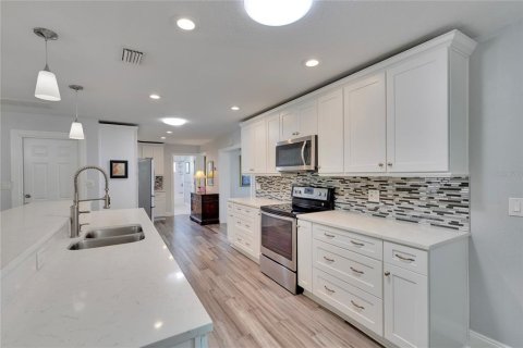 House in Saint Petersburg, Florida 3 bedrooms, 150.41 sq.m. № 1848660 - photo 8