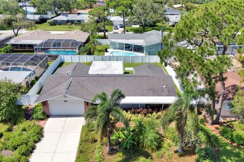 House in Saint Petersburg, Florida 3 bedrooms, 150.41 sq.m. № 1848660 - photo 2