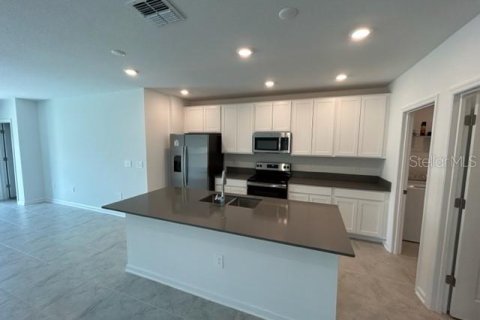 House in Davenport, Florida 5 bedrooms, 225.75 sq.m. № 1913471 - photo 4