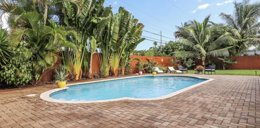 House in Lighthouse Point, Florida 4 bedrooms, 217.86 sq.m. № 983922