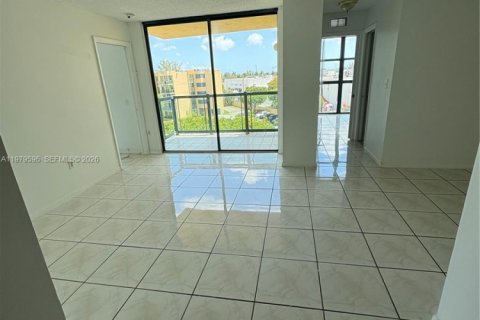 Condominio en alquiler en Miami, Florida, 2 dormitorios, 83.43 m2 № 2047796 - foto 2