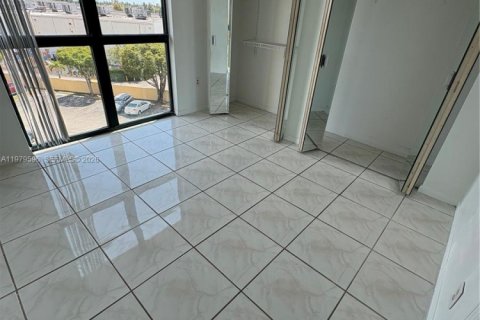 Condominio en alquiler en Miami, Florida, 2 dormitorios, 83.43 m2 № 2047796 - foto 8