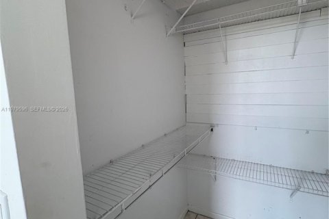 Condominio en alquiler en Miami, Florida, 2 dormitorios, 83.43 m2 № 2047796 - foto 19