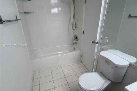 Condominio en alquiler en Miami, Florida, 2 dormitorios, 83.43 m2 № 2047796 - foto 18