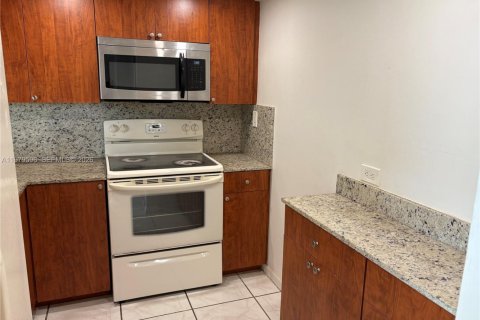 Condominio en alquiler en Miami, Florida, 2 dormitorios, 83.43 m2 № 2047796 - foto 7