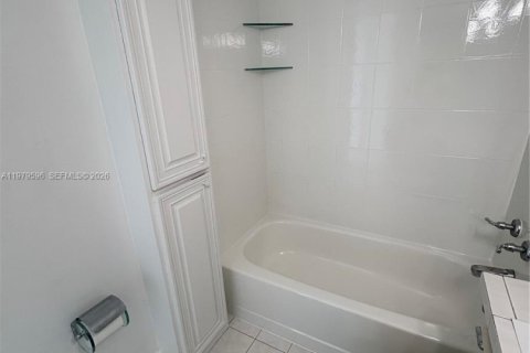 Condominio en alquiler en Miami, Florida, 2 dormitorios, 83.43 m2 № 2047796 - foto 10