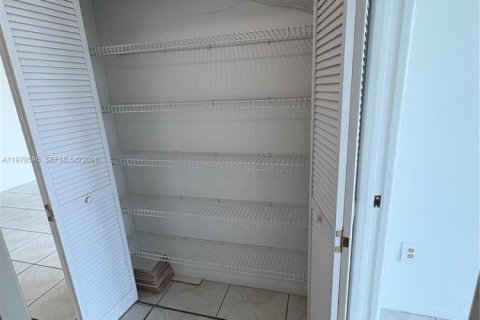 Condominio en alquiler en Miami, Florida, 2 dormitorios, 83.43 m2 № 2047796 - foto 13